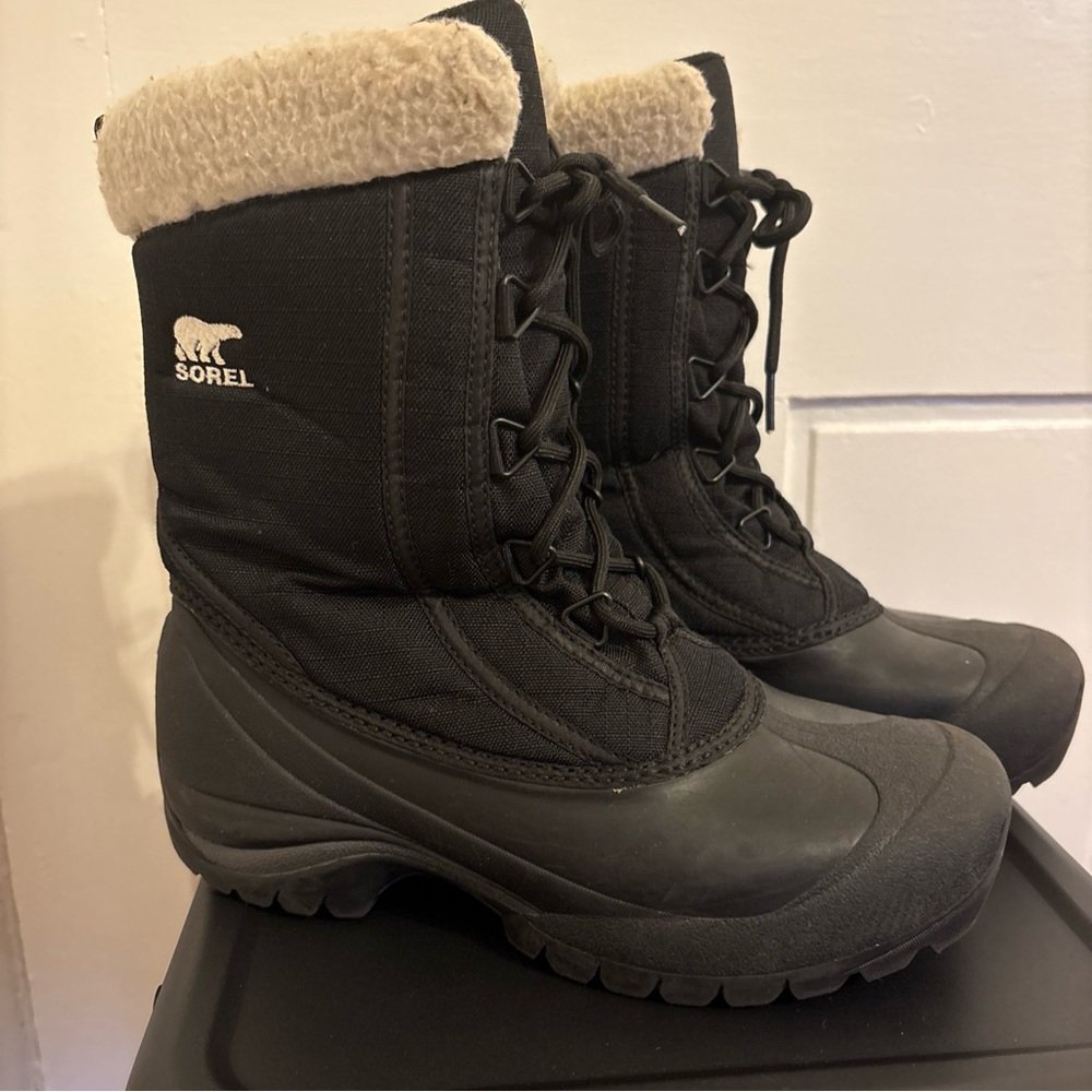 Sorel Woman’s Black Snow boot, Thinsulate Insulation, Size 8